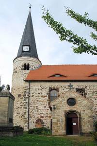 Kirche St. Wenzel in Peißen mit ihrem runden Kirchturm