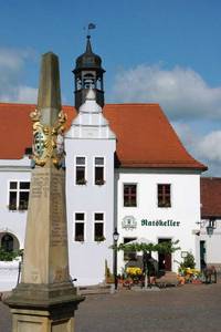 Das Landsberger Rathaus mit der Nachbildung der historischen Postmeilensäule