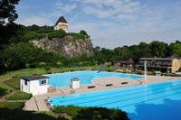 Als Freibad bietet das Landsberger Felsenbad eine gepflegte Anlage mit bester Aussicht