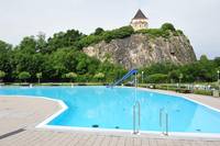 Weitläufig und mit Wasserrutsche - das Nichtschwimmerbecken im Felsenbad