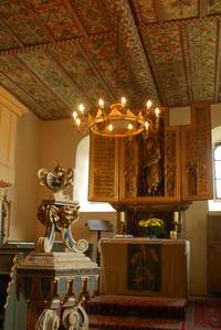 Innenraum der Plößnitzer Kirche mit Taufbecken und Schnitzaltar