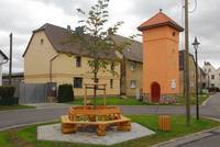 Der Braschwitzer Dorfplatz mit historischem Trafohäuschen