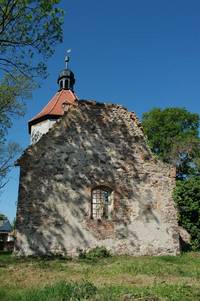 Kirchruine Dammendorf mit saniertem Kirchturm