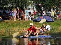 Zum Niemberger Parkfest im August gibt es das traditionelle Badewannenrennen.