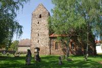 Rund um die Eismannsdorfer Kirche stehen verwitterte alte Grabsteine