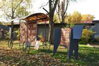 Im Niemberger Skulpturenpark finden kreative Schülerprojekte ihren Platz - Hier der Ochsenwagen aus Eisen und Ton