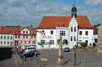 Das Landsberger Rathaus mit Postmeilensäule