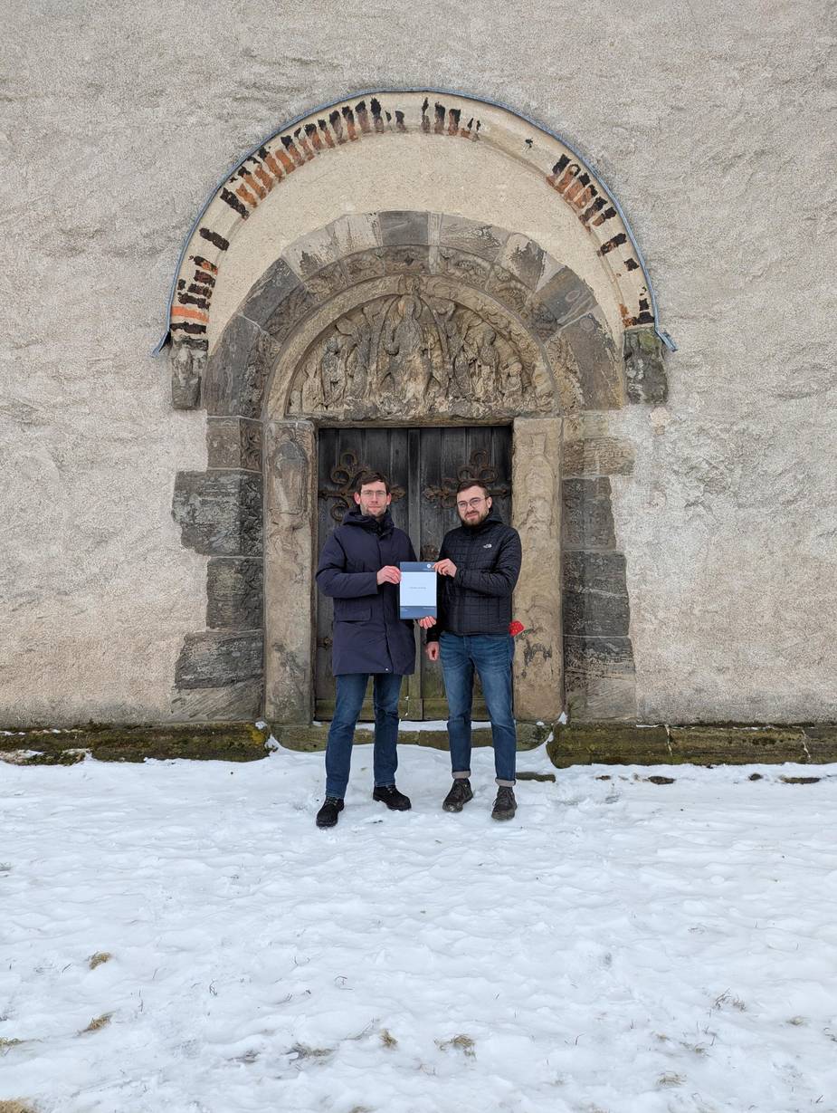Tobias Halfpap und Karl Pietrek vor dem Nordportal der Doppelkapelle © Tobias Halfpap Tobias Halfpap und Karl Pietrek vor dem Nordportal der Doppelkapelle