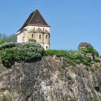 Der Landsberger Kapellenberg mit der romanischen Doppelkapelle St. Crucis