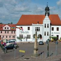 Der Marktplatz Landsberg mit Rathaus und Postmeilensäule