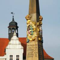 Das Landsberger Rathaus mit Nachbildung einer historischen Postmeilensäule