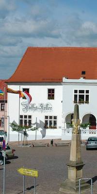 Das Landsberger Rathaus mit Postmeilensäule
