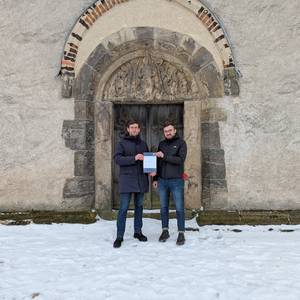 Tobias Halfpap und Karl Pietrek vor dem Nordportal der Doppelkapelle