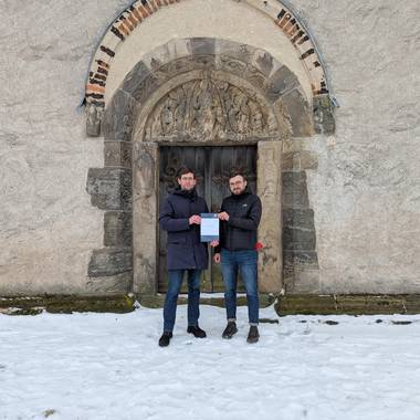 Tobias Halfpap und Karl Pietrek vor dem Nordportal der Doppelkapelle