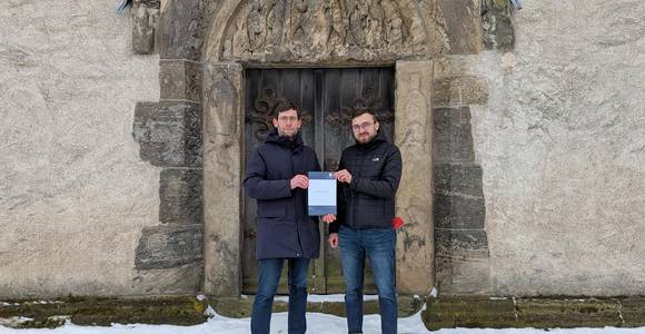 Tobias Halfpap und Karl Pietrek vor dem Nordportal der Doppelkapelle